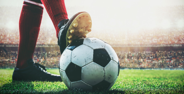 曼联对西汉姆的新布莱恩·姆贝莫罚球判决：裁判的智慧与争议